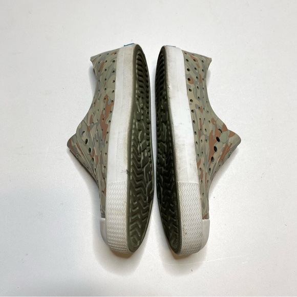 Native Jefferson Shoes in Neutral Light Camo Green & Tan Slip On Kids Size J1 1 - Picture 4 of 9